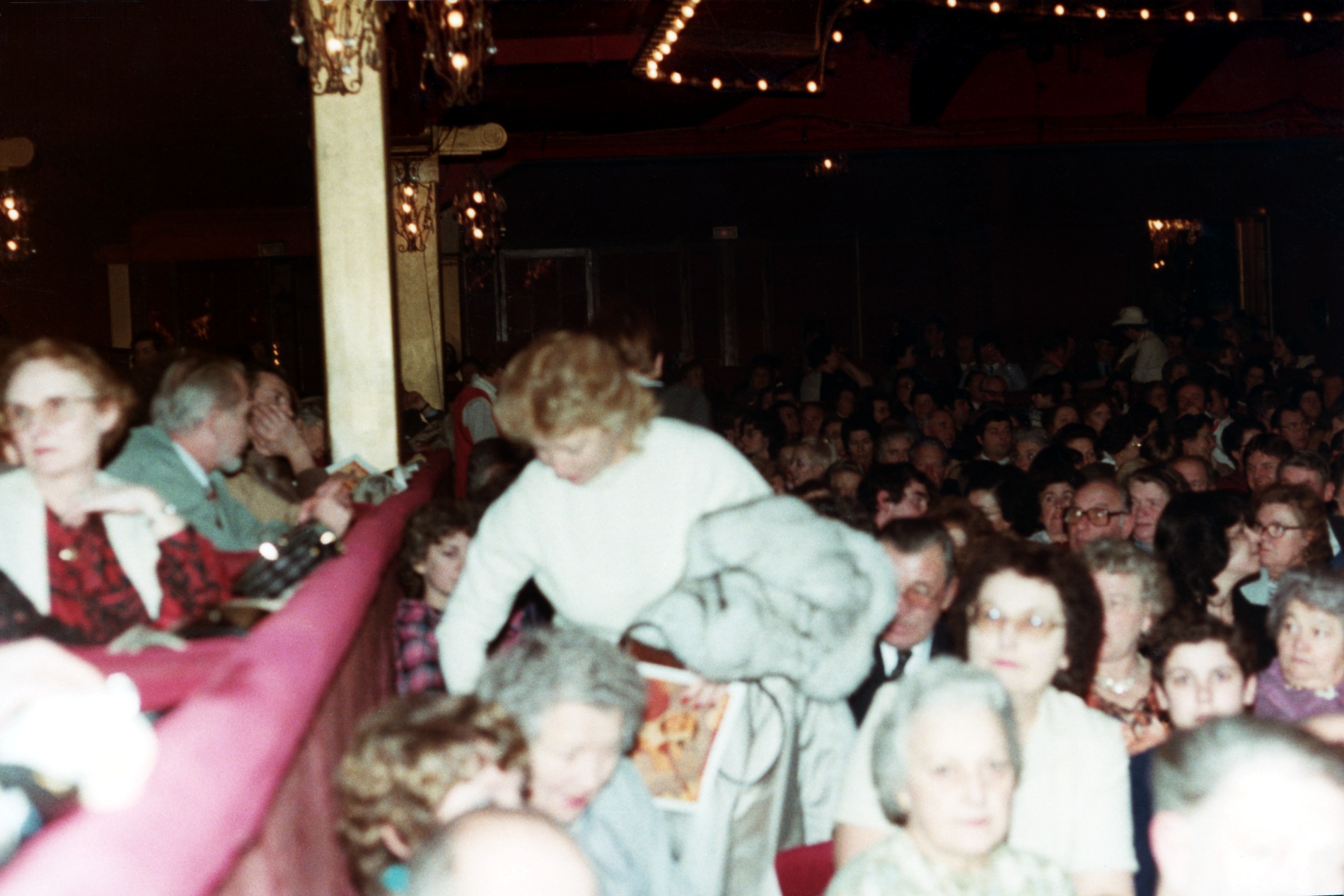 1983.01.02CDPbazPublicSalle001