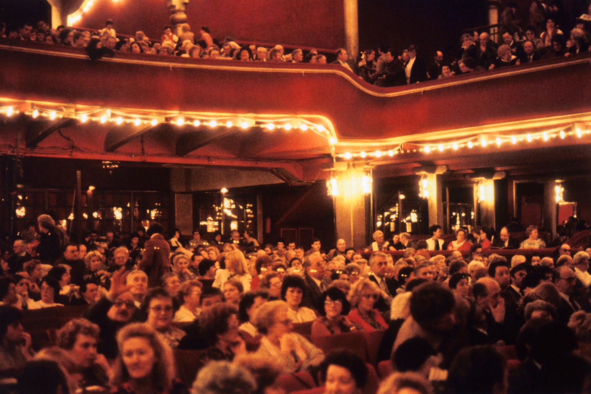 1983.01.02CDPbazPublicSalle003