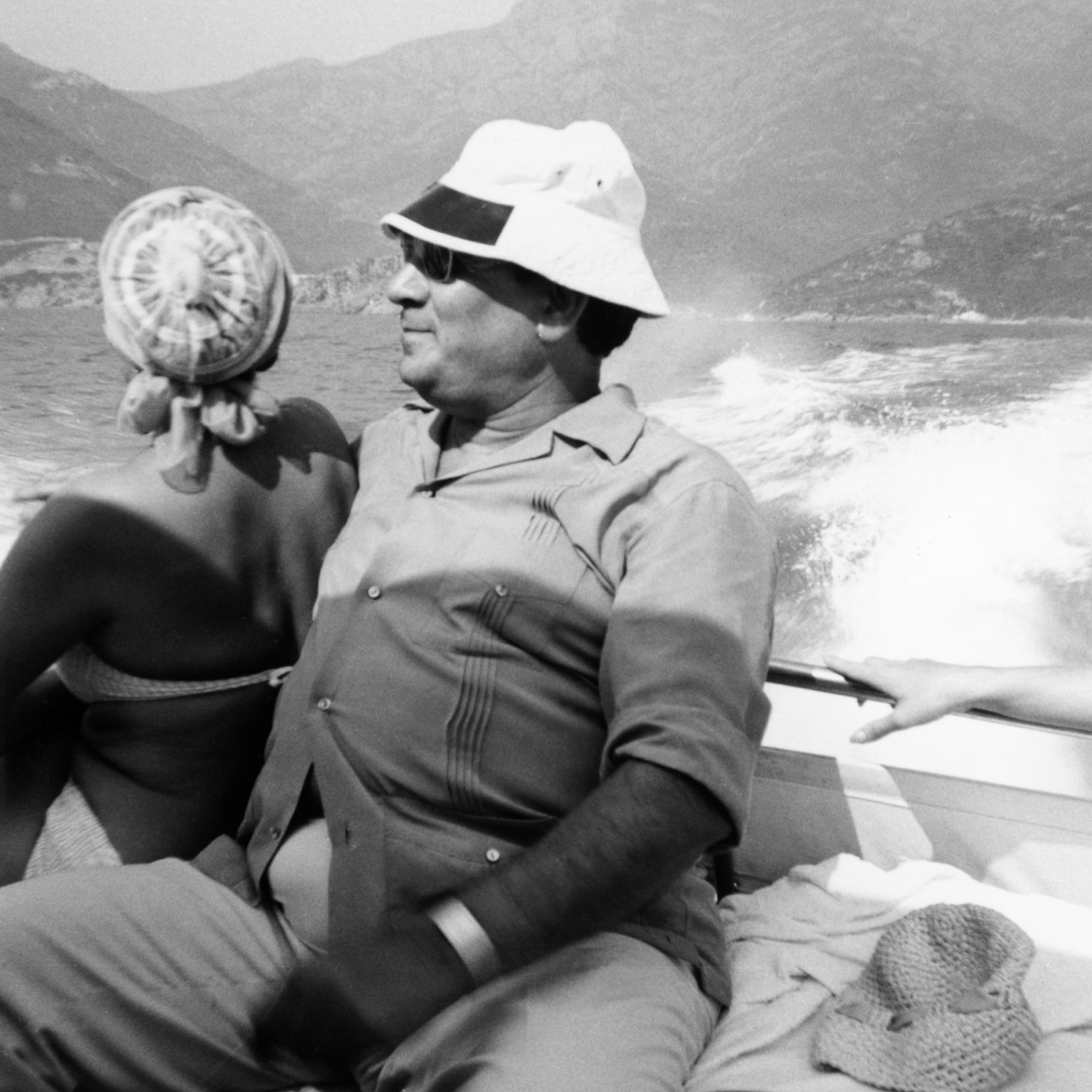 1956.08TinoRossiEtLiliaEnChrisCraftNum002
