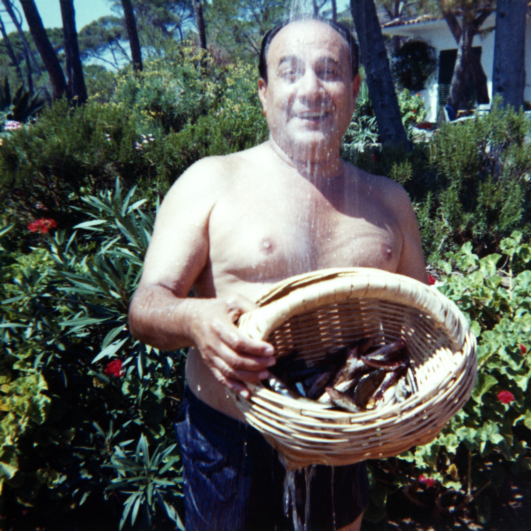 1962.07TinoRossiChezLuiAuScudoDeRetourDePecheNum001