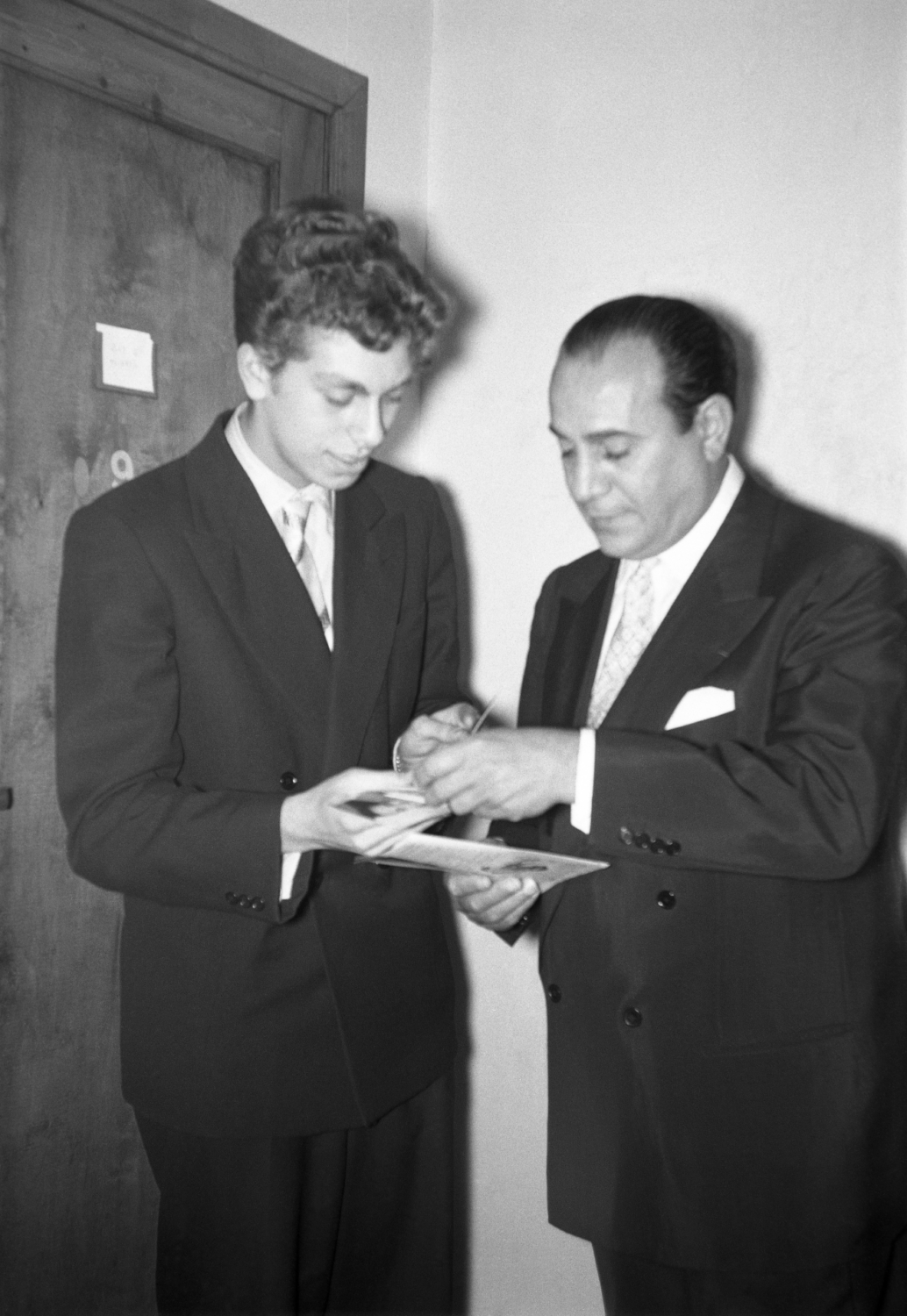 1955.10.20TinoRossiAncienneBelgiqueSeanceDeDedicaceNum02