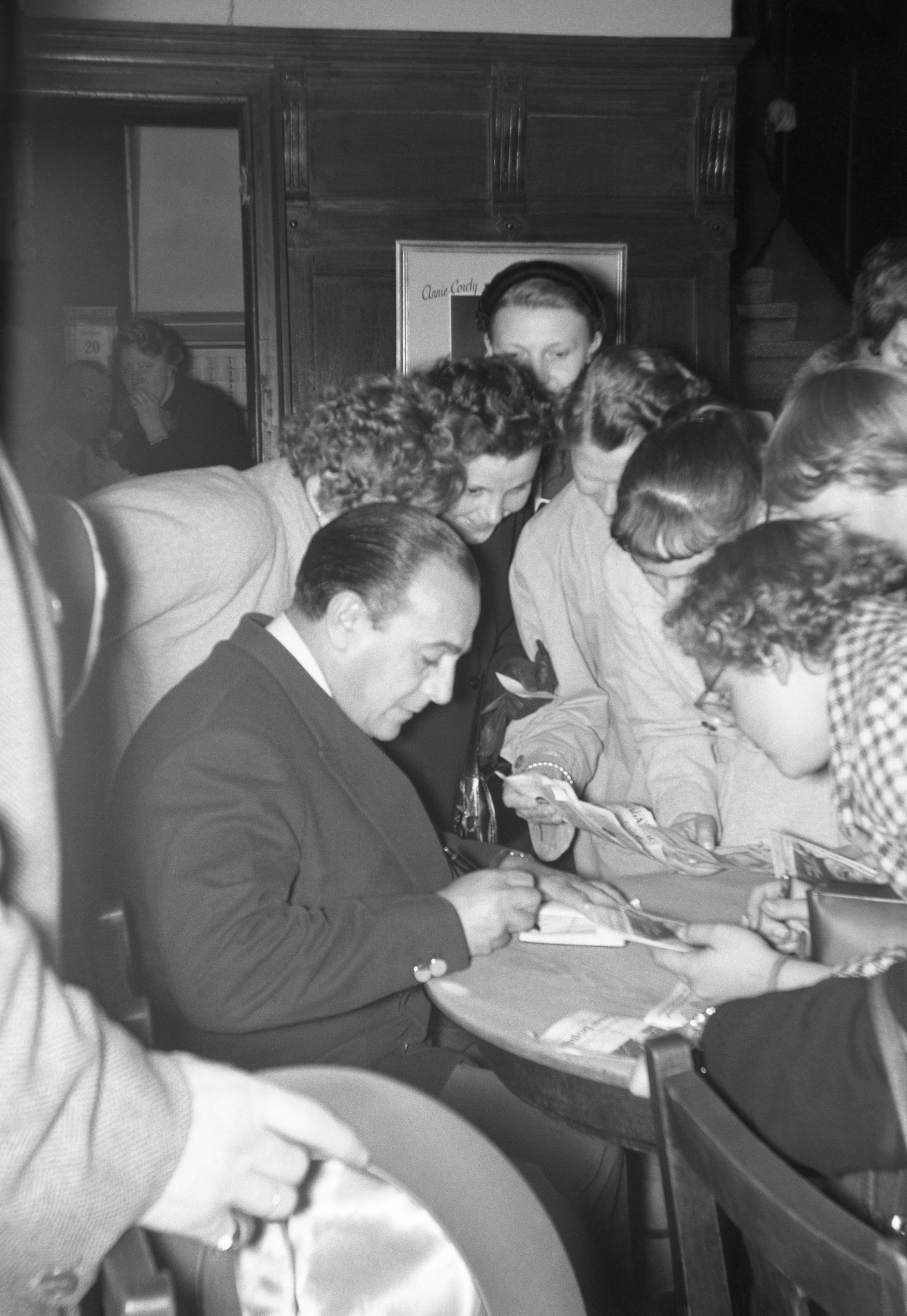 1955.10.20TinoRossiAncienneBelgiqueSeanceDeDedicaceNum03