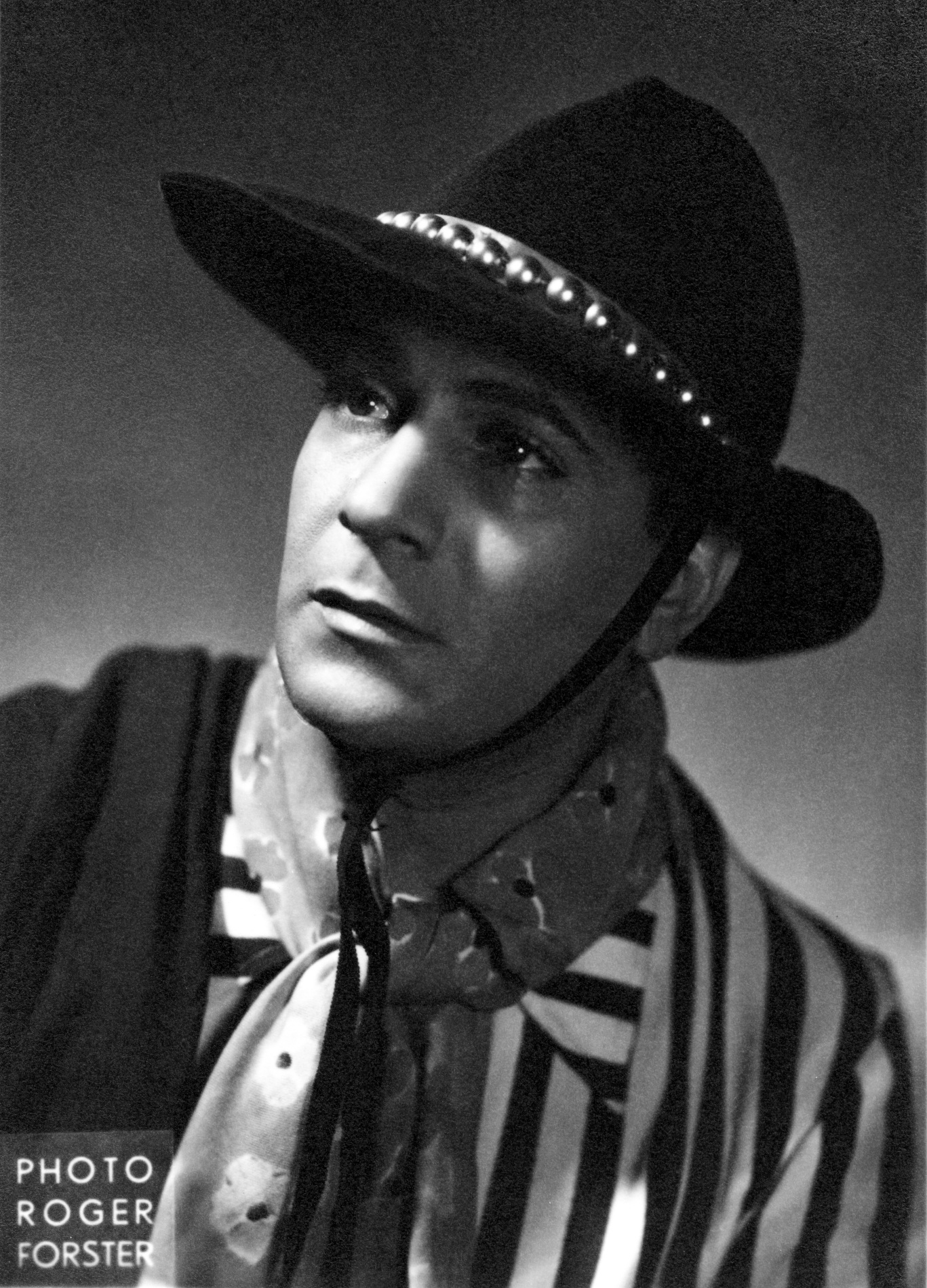 1945FilmSerenadeAuxNuagesNum005