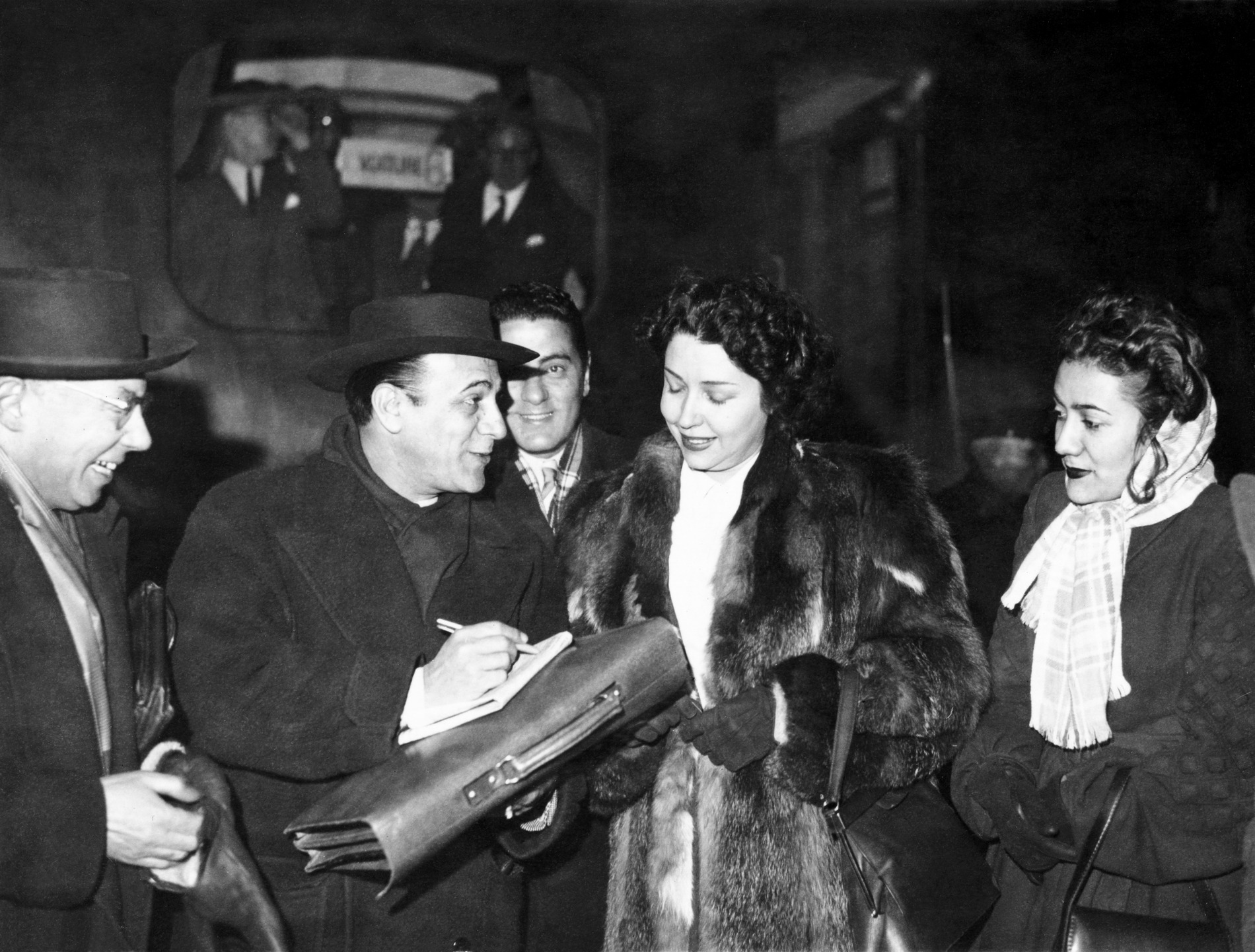 1947.01.28TinoRossiLiliaGlanzbergDepartPourAmeriqueDuSudNum001