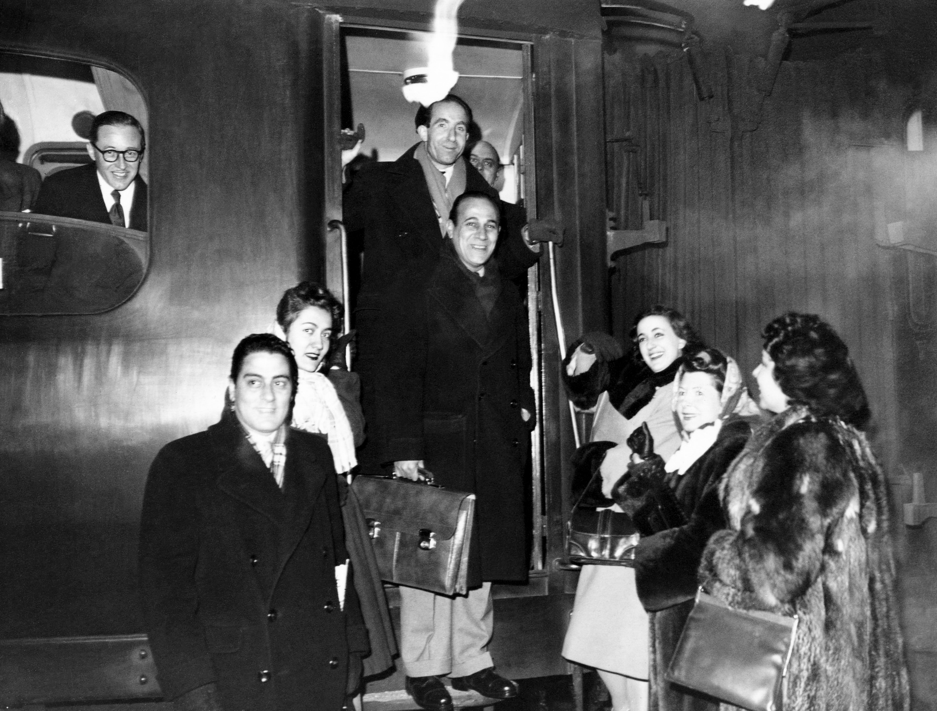 1947.01.28TinoRossiLiliaGlanzbergDepartPourAmeriqueDuSudNum002