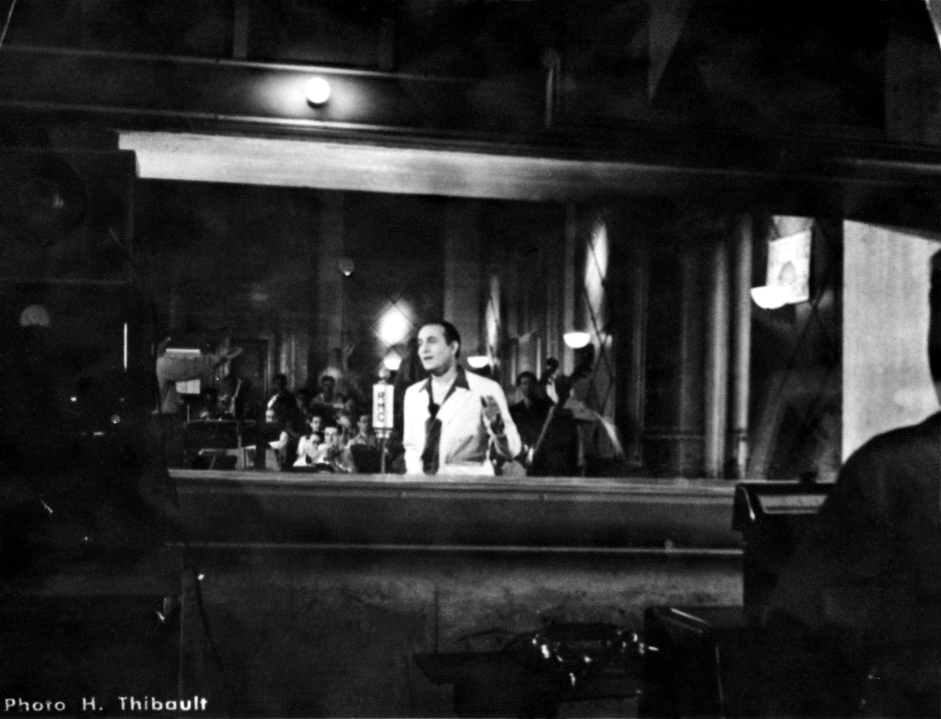 1947FilmLeChanteurInconnuEntreDeuxPrisesEnStudioNum001