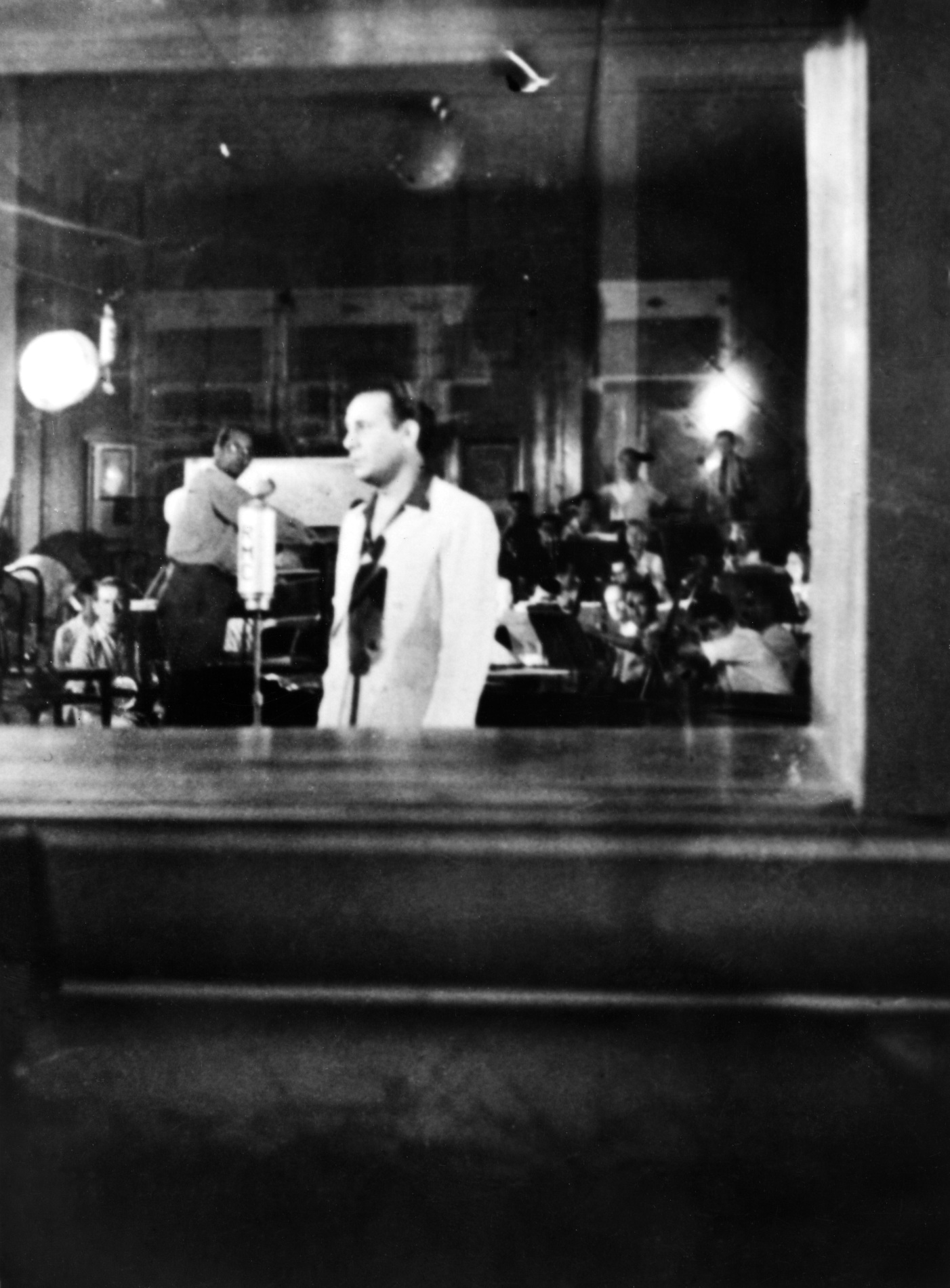 1947FilmLeChanteurInconnuEntreDeuxPrisesEnStudioNum002
