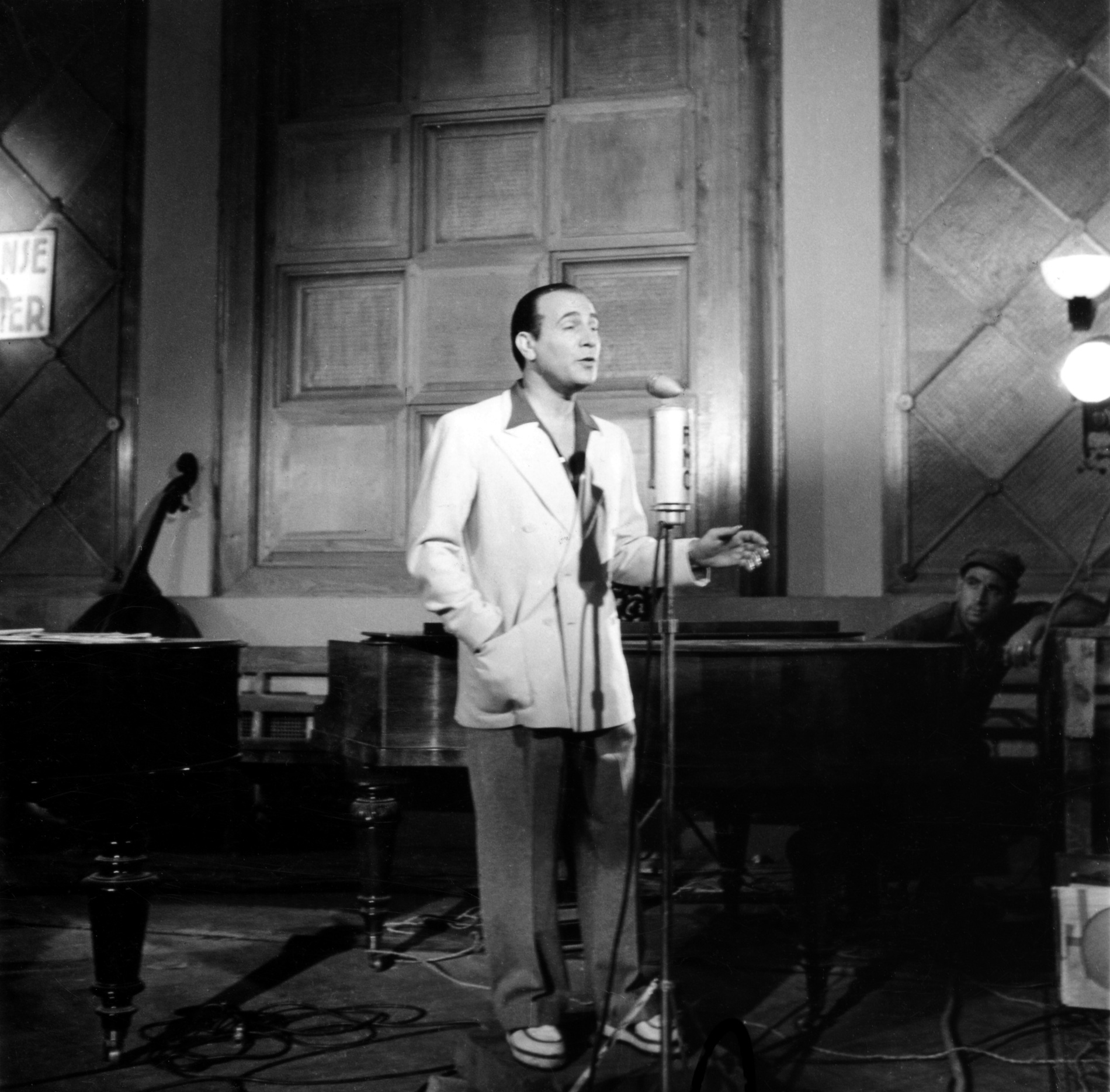1947FilmLeChanteurInconnuEntreDeuxPrisesEnStudioNum003