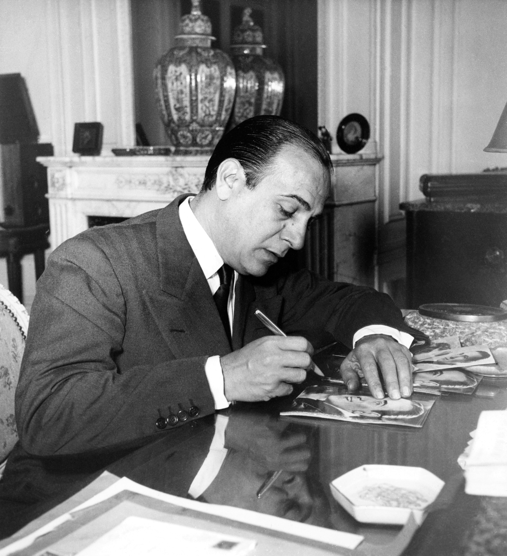 1949.01TinoRossiSeanceDedicaceChezLuiRueDeBerriNum001
