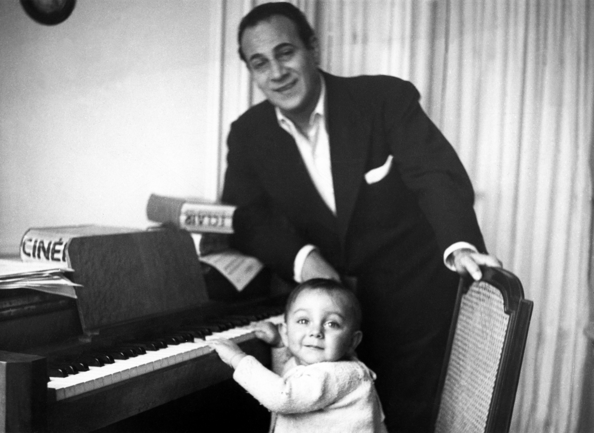 1949.11TinoRossiEtLaurent18MoisNum002