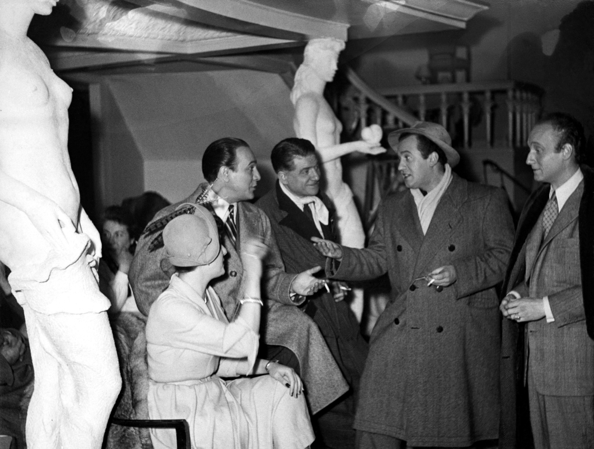 1949FilmMarleneEntreDeuxPrisesEnStudioNum001