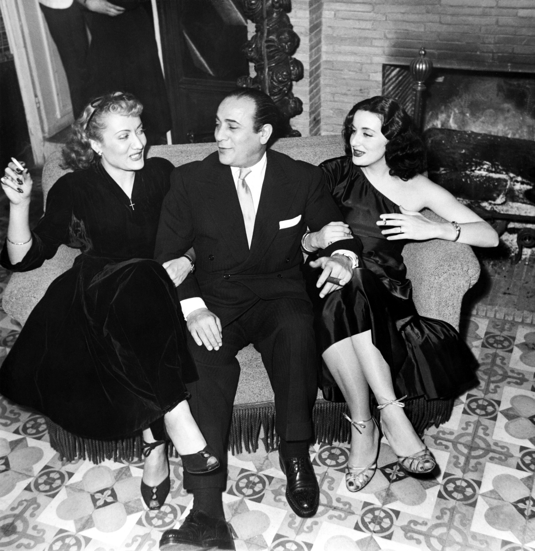 1950.01.01TinoRossiLiliaPierretteMontfortlAmauryAubergeDeLaMoutiereNum001