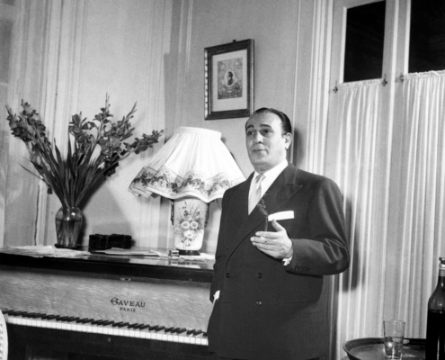1950.01.aTinoRossiChezLuiRueDeBerriNum001