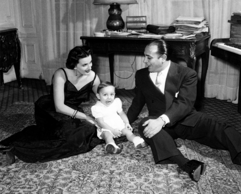 1950.01.gTinoRossiLiliaLaurentChezLuiRueDeBerriNum002