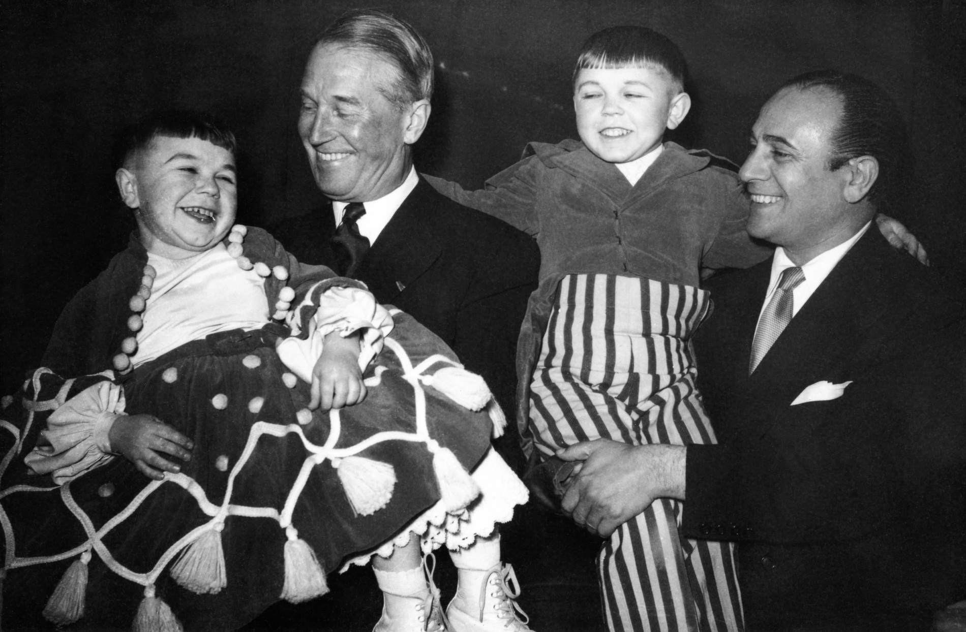 1950.04.28TinoRossiMauriceChevalierAuSkatingVanitiesAuPalaisDesSportsAvec2PatineursNainsNum001
