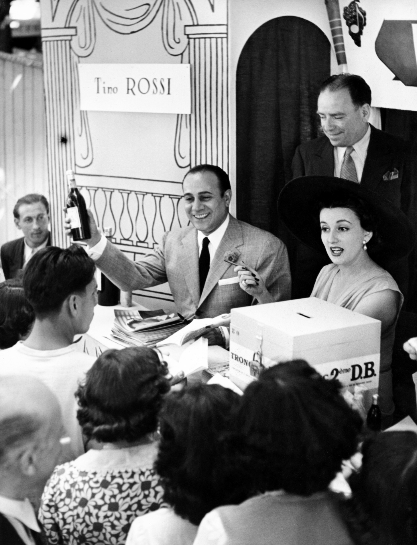 1950.06.10TinoRossiLiliaRossiKermesseAuxEtoilesNum001