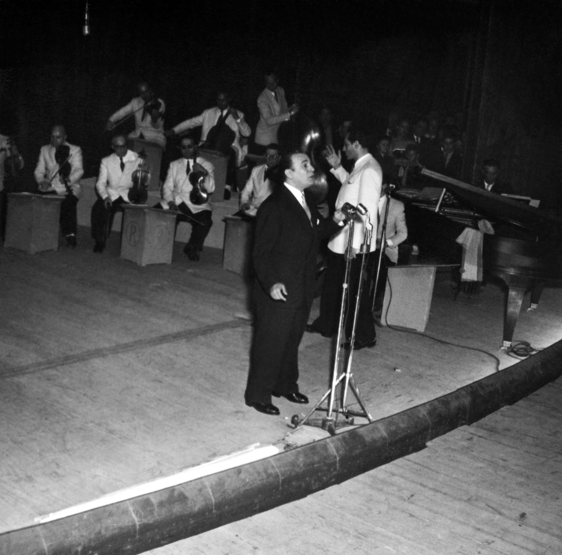1950.07TinoRossiGalaReineDeBesanconNum001