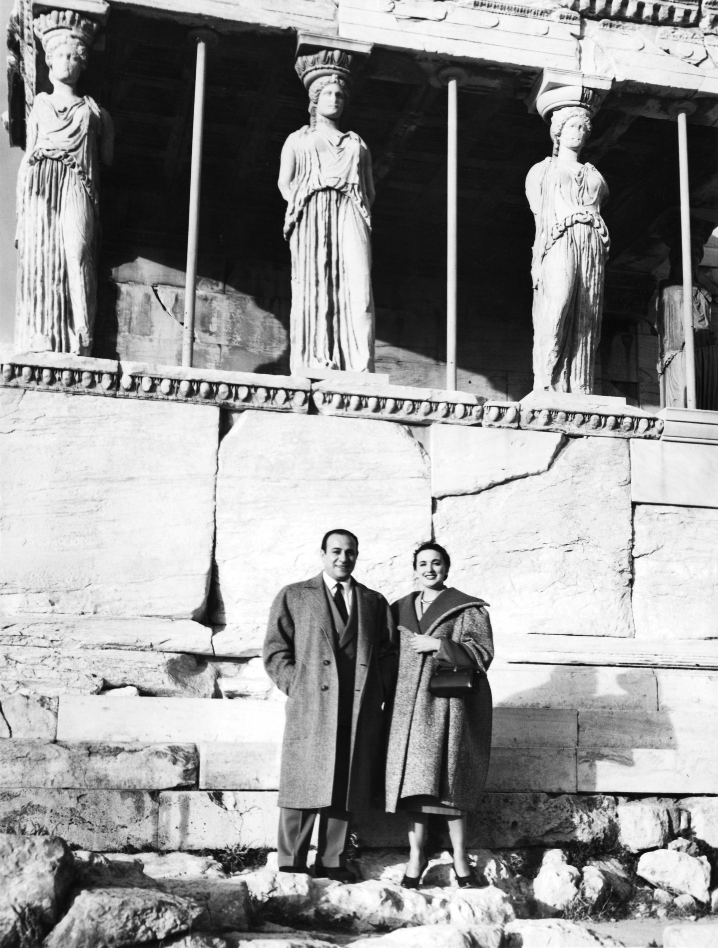 1950.12TinoetLiliaAthenesAcropoleCaryatides01