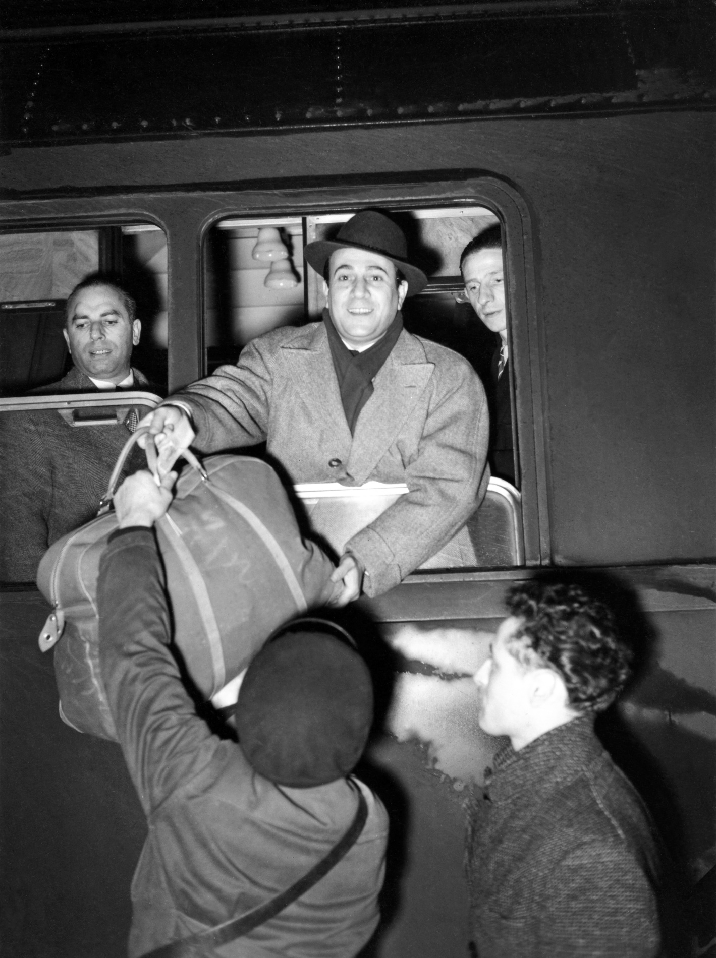 1951.01.11TinoRossiRetourDeTourneeAuMoyenOrientNum001