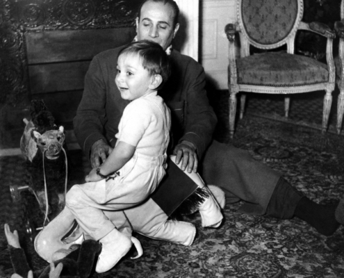 1951.12TinoRossiLaurentRossiChezEuxNum001