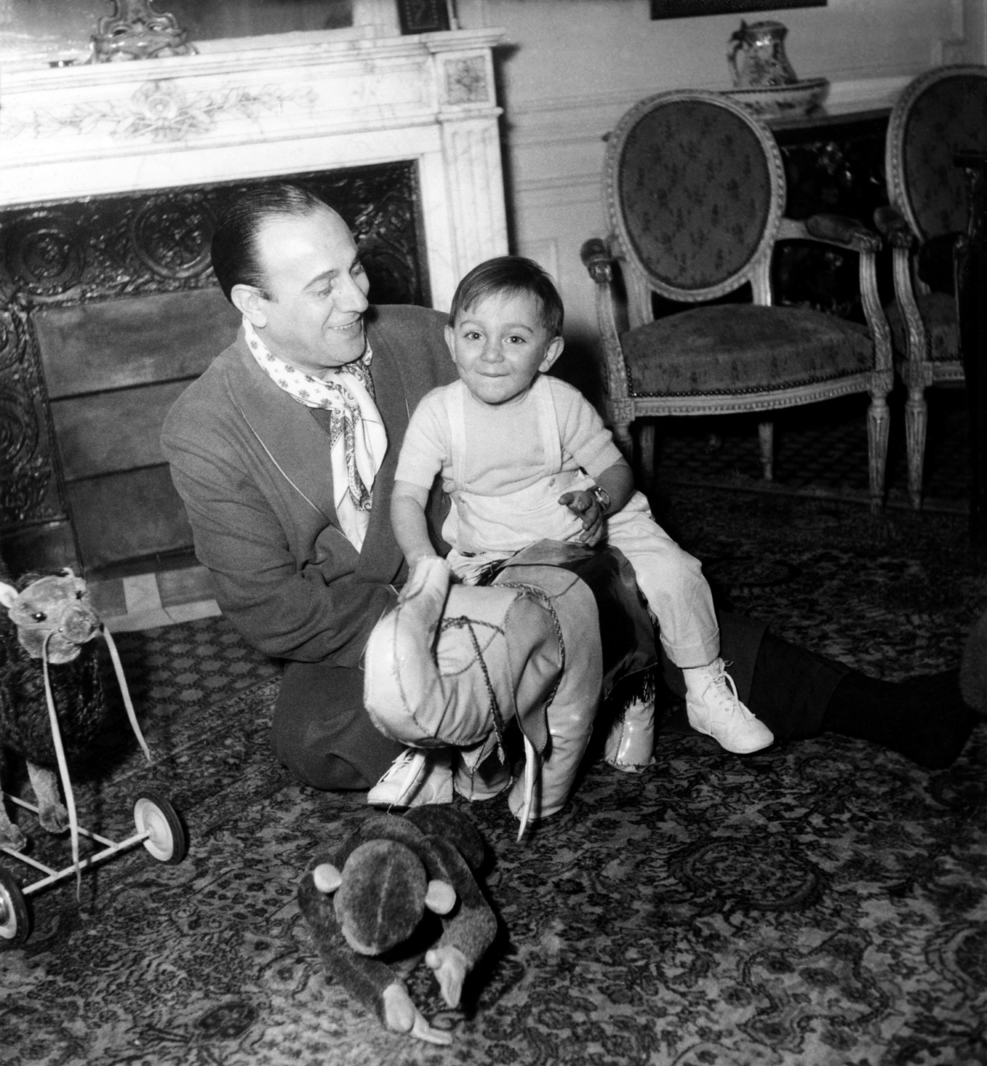 1951.12TinoRossiLaurentRossiChezEuxNum006