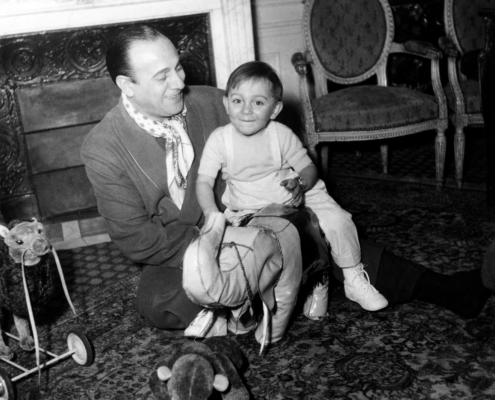 1951.12TinoRossiLaurentRossiChezEuxNum006
