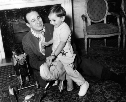 1951.12TinoRossiLaurentRossiChezEuxNum007