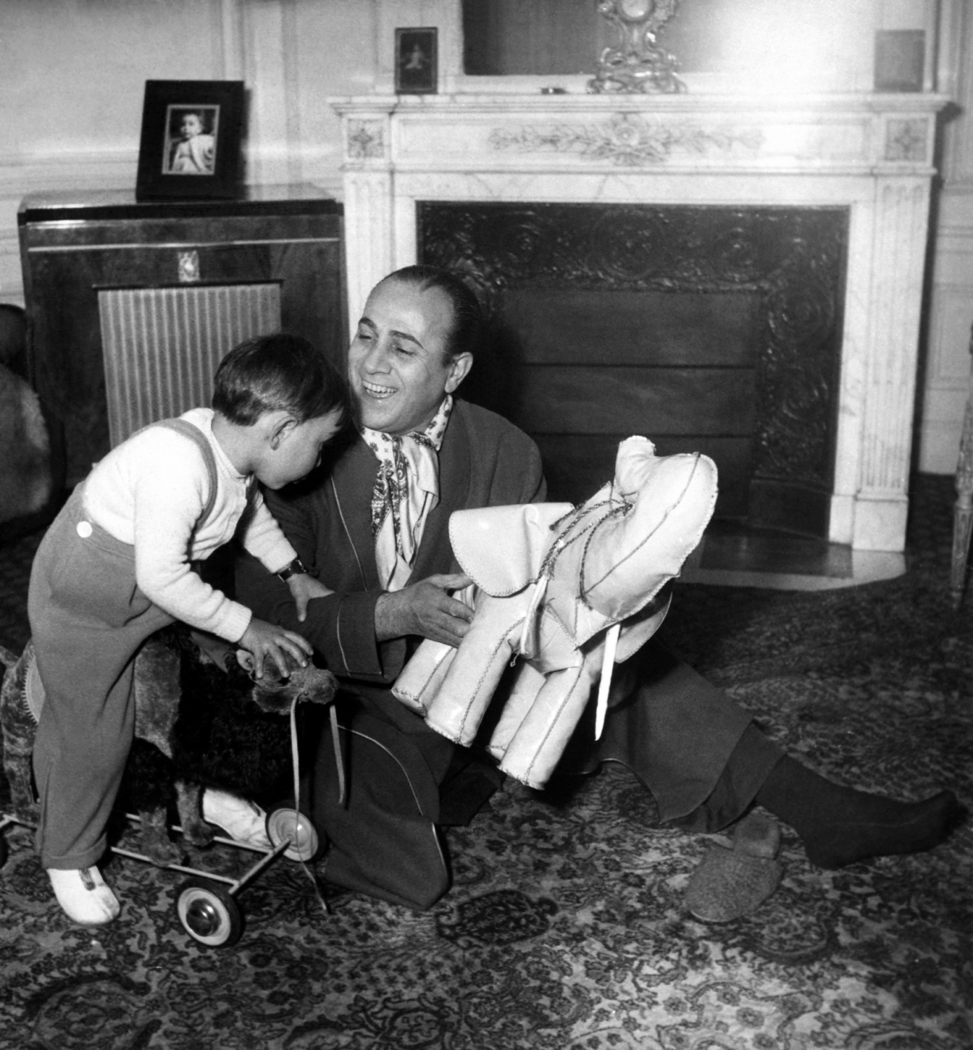 1951.12TinoRossiLaurentRossiChezEuxNum008
