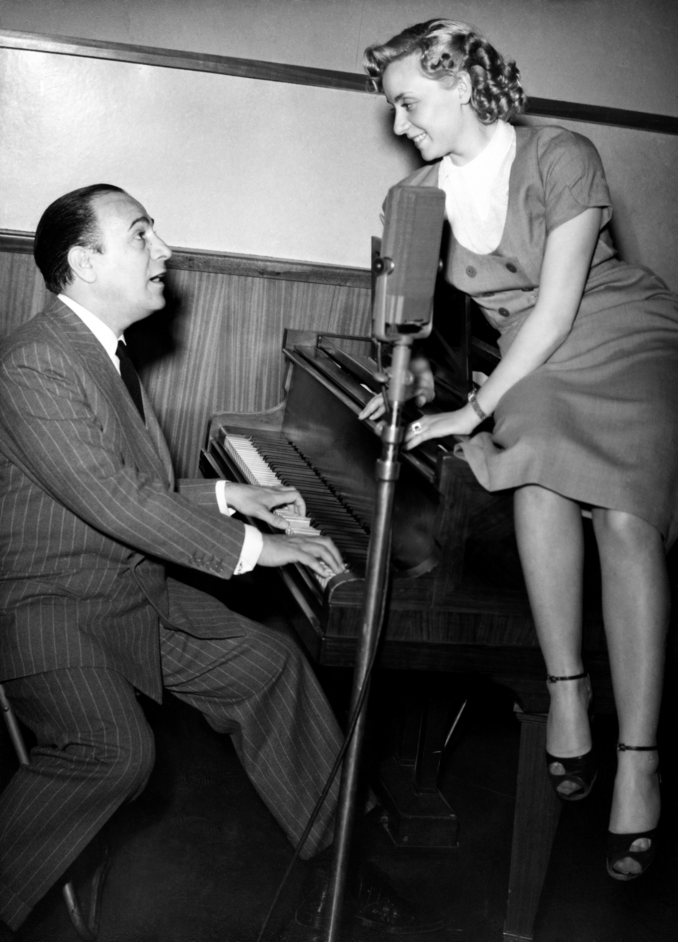 1952.06.20TinoEtAnnieCordyauStudio12desButtesChaumontBaptemeEnChansonsAvantTourDeFrancePhotoEclairMondial001