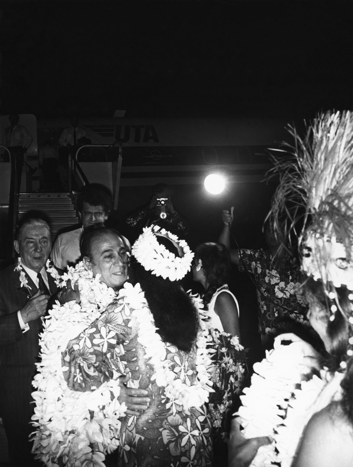 1972.04.14TinoRossiTahiti01DescentedAvion