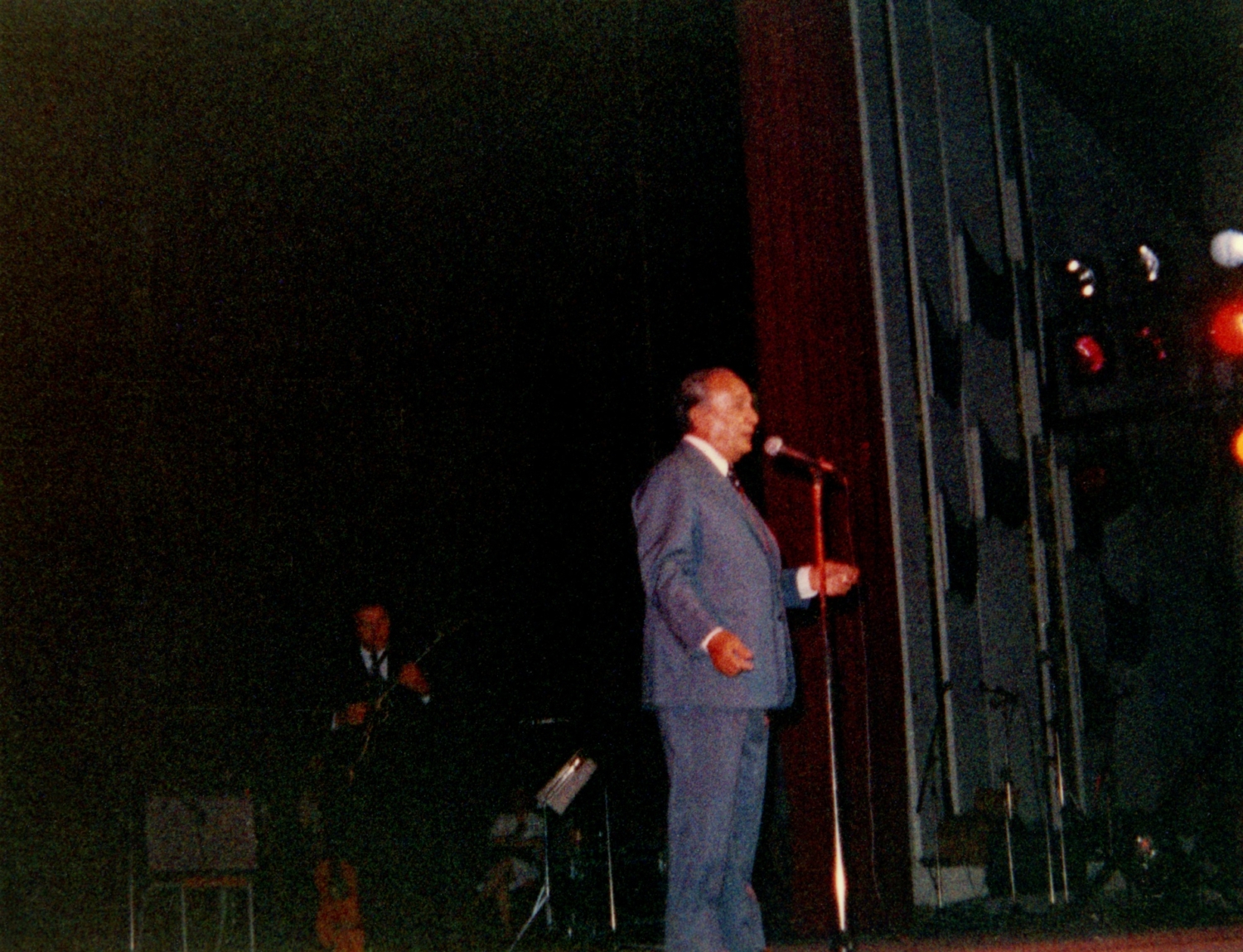 1981.09.09GalaCambraiSceneTR001