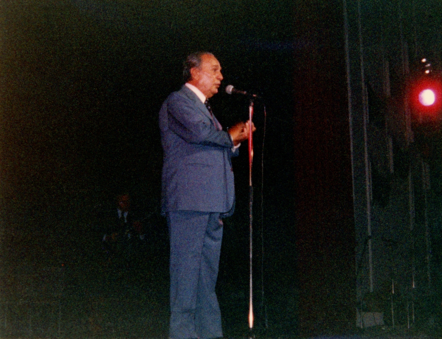 1981.09.09GalaCambraiSceneTR002