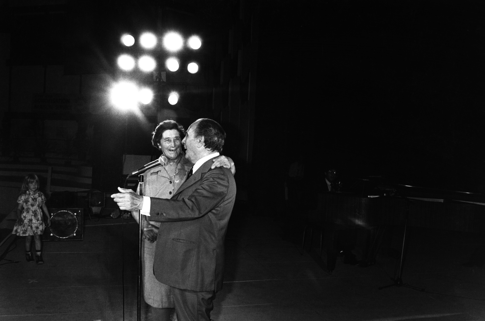 1981.09.09TinoRossiGalaCambraiScene01