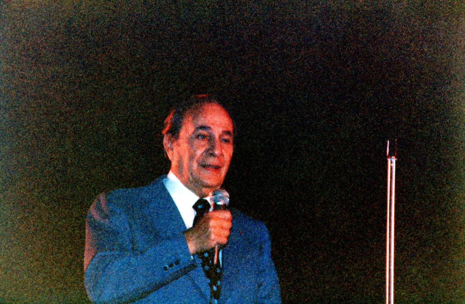1982.01.10GalaRouenTinoRossi002