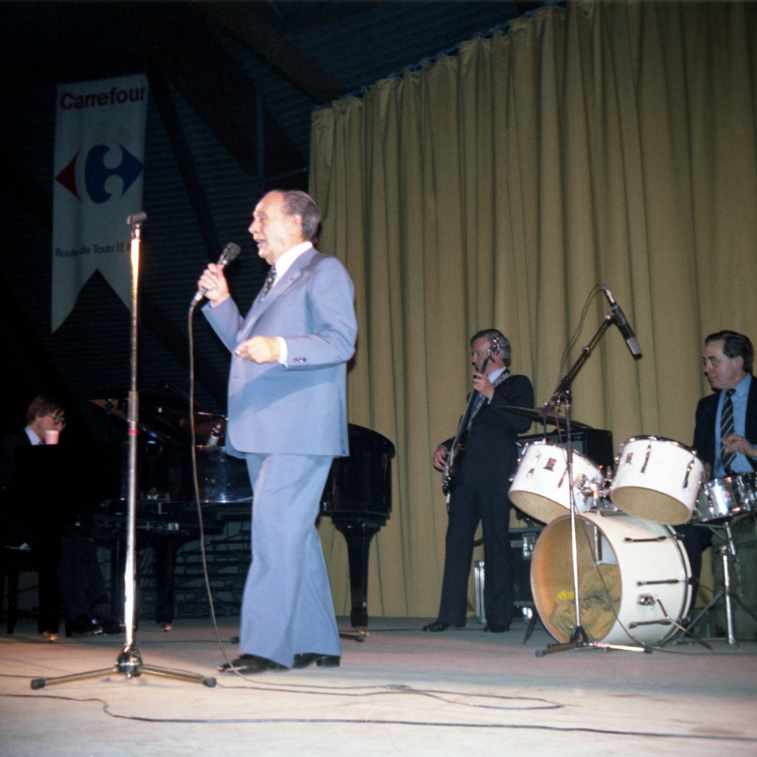 1982.03.28GalaTinoRossiLeMans019