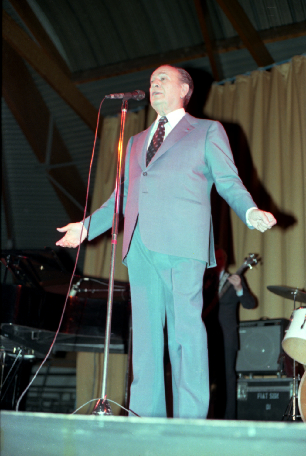1982.03.28TinoRossiMansPichon005
