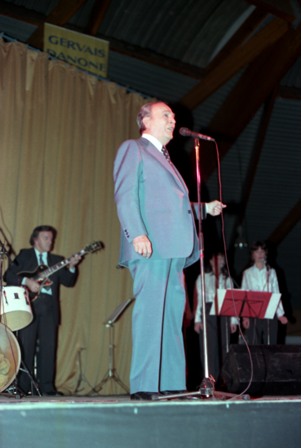 1982.03.28TinoRossiMansPichon006