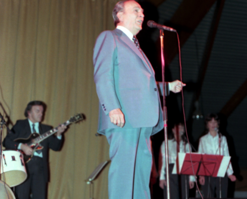 1982.03.28TinoRossiMansPichon006