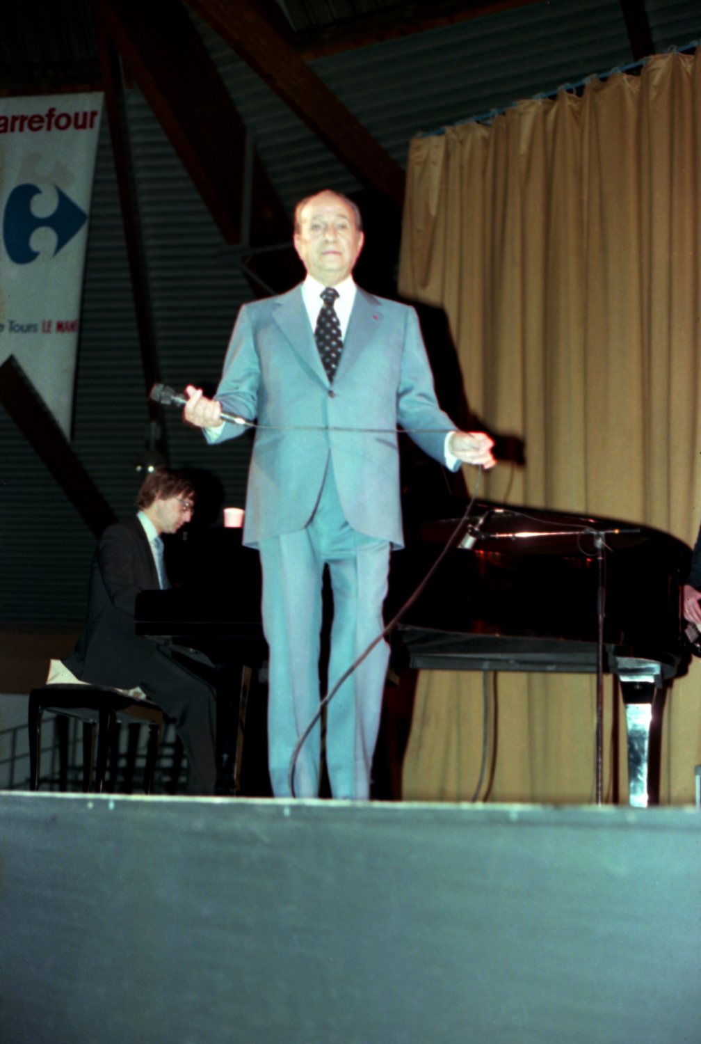 1982.03.28TinoRossiMansPichon008