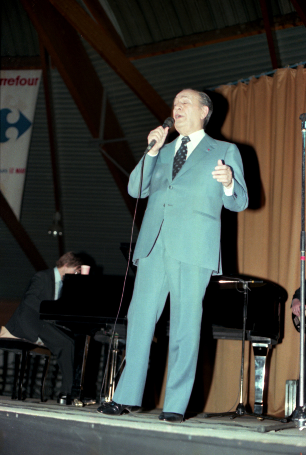 1982.03.28TinoRossiMansPichon009