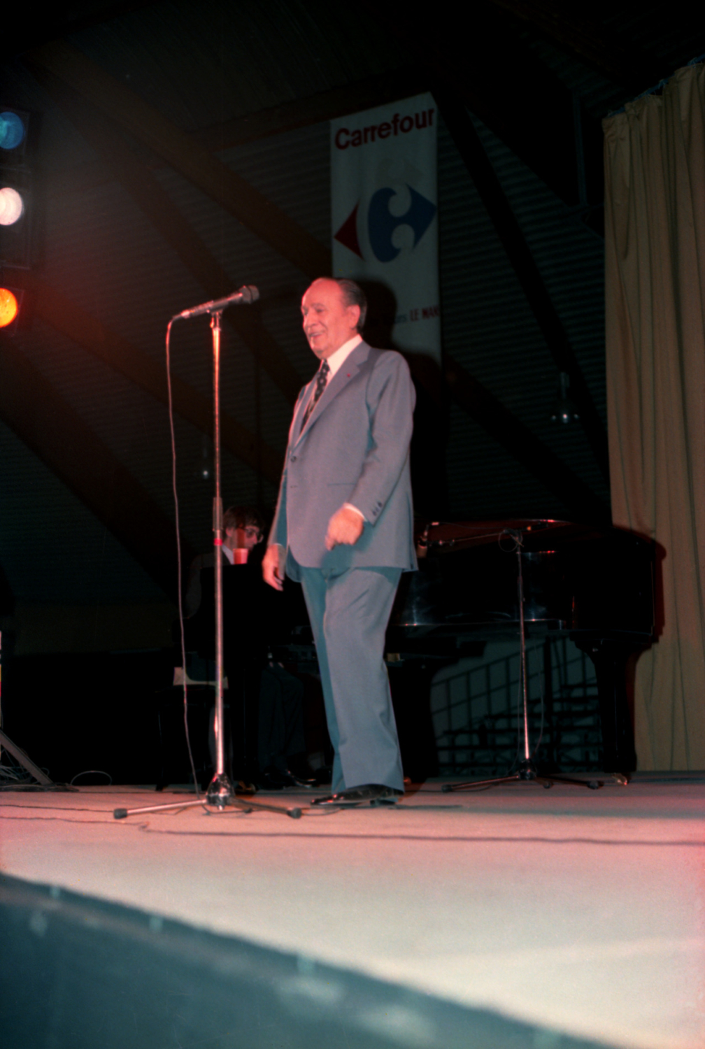 1982.03.28TinoRossiMansPichon017
