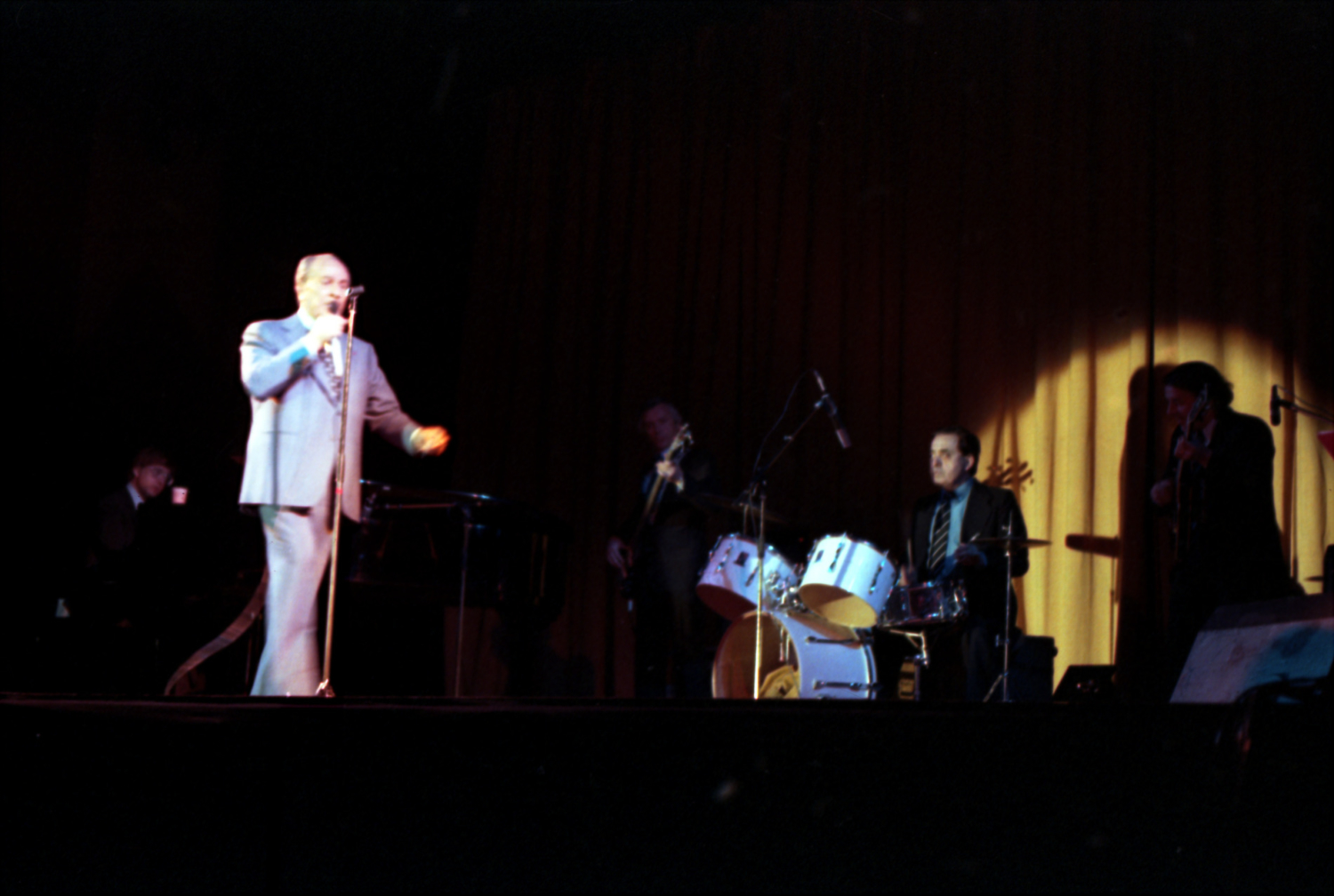 1982.03.28TinoRossiMansPichon018