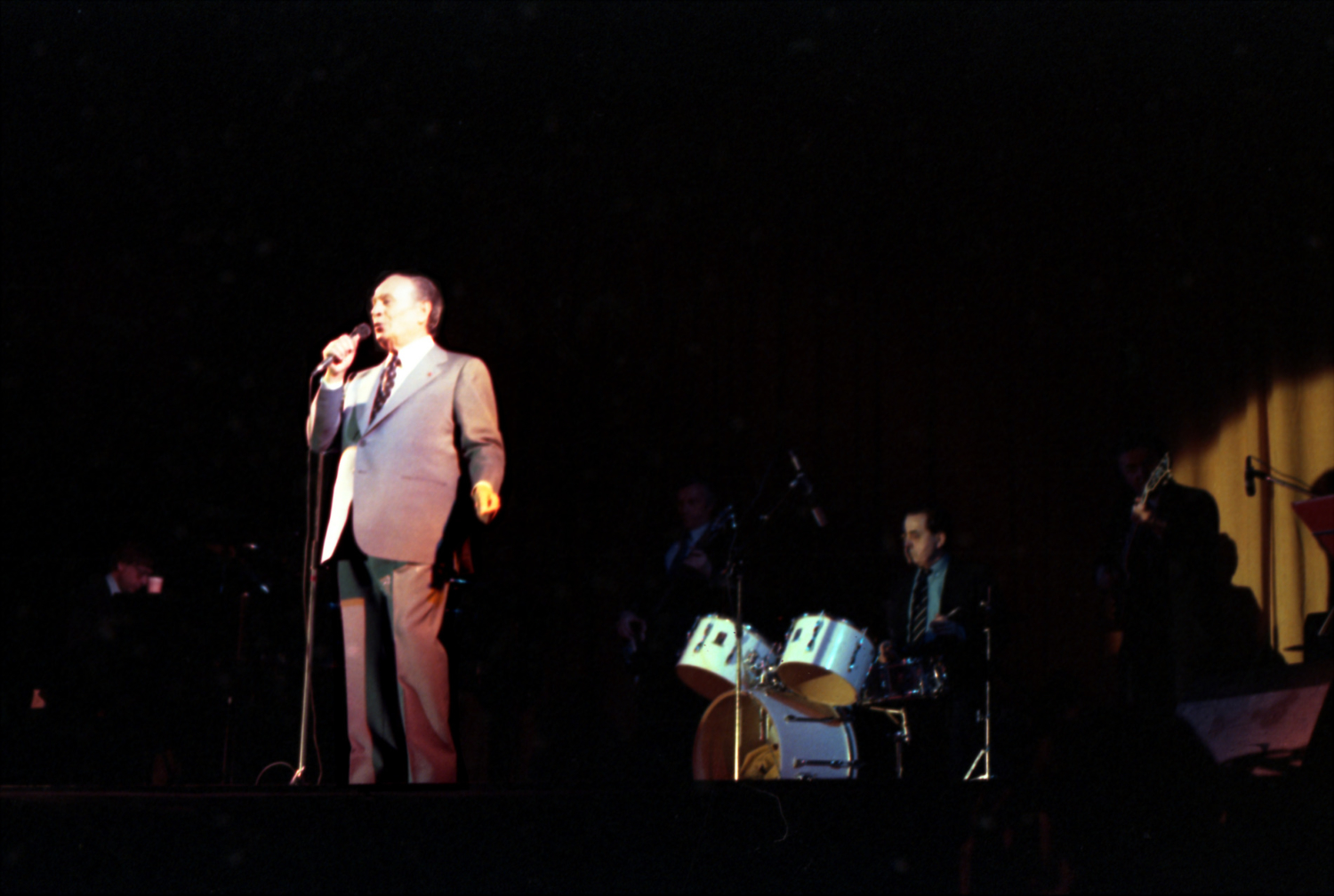 1982.03.28TinoRossiMansPichon019