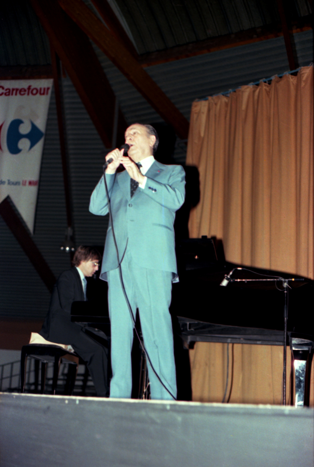 1982.03.28TinoRossiMansPichon020