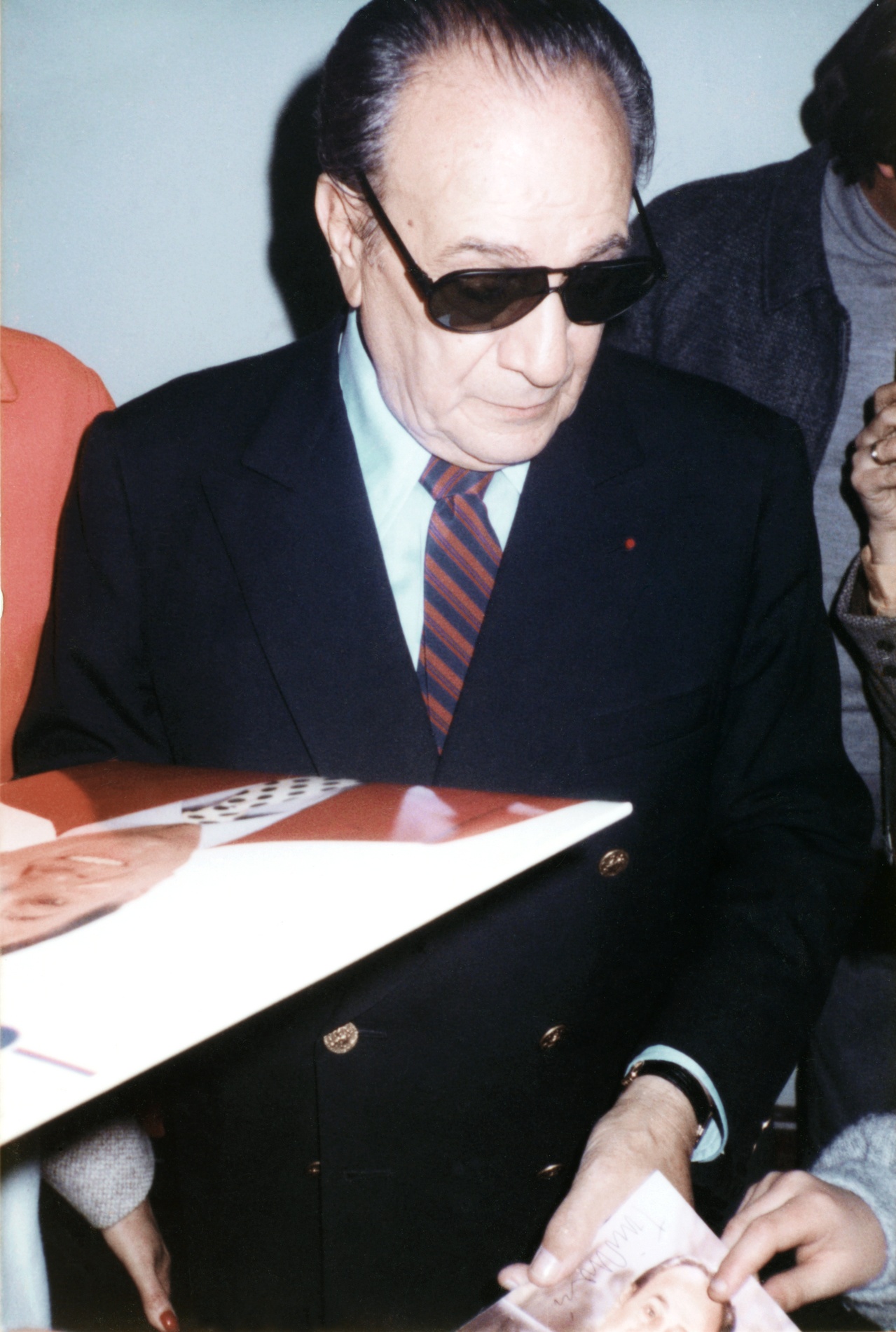 1982.11TinoRossiDedicaceCdpLunettesNoires