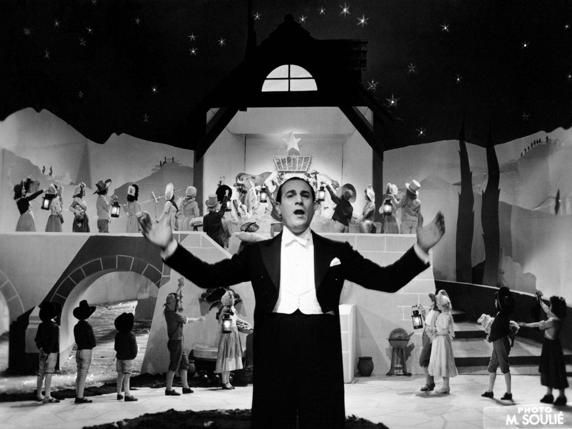 1946.06FilmDestinsPapaNoelAvecBalletNum001