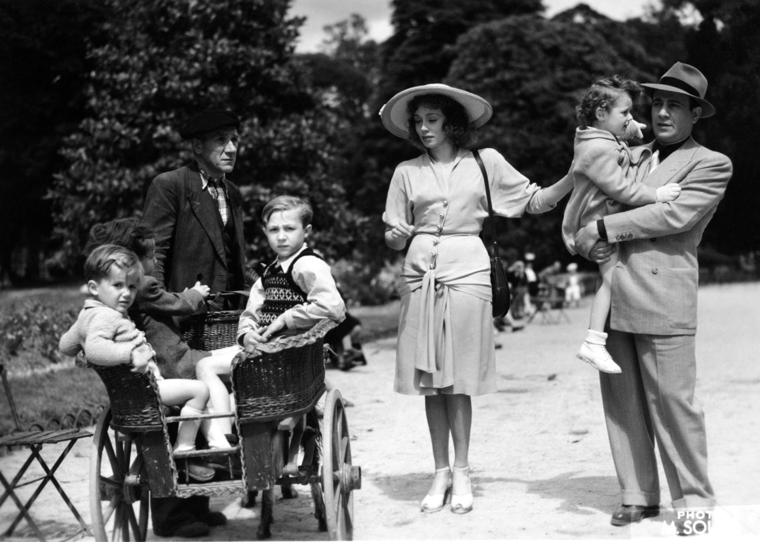 1946.06FilmDestinsParcMonceauNum001