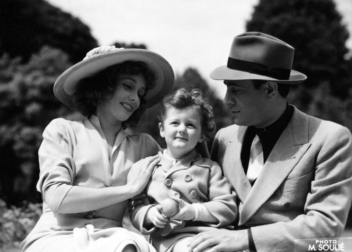 1946.06FilmDestinsParcMonceauNum002