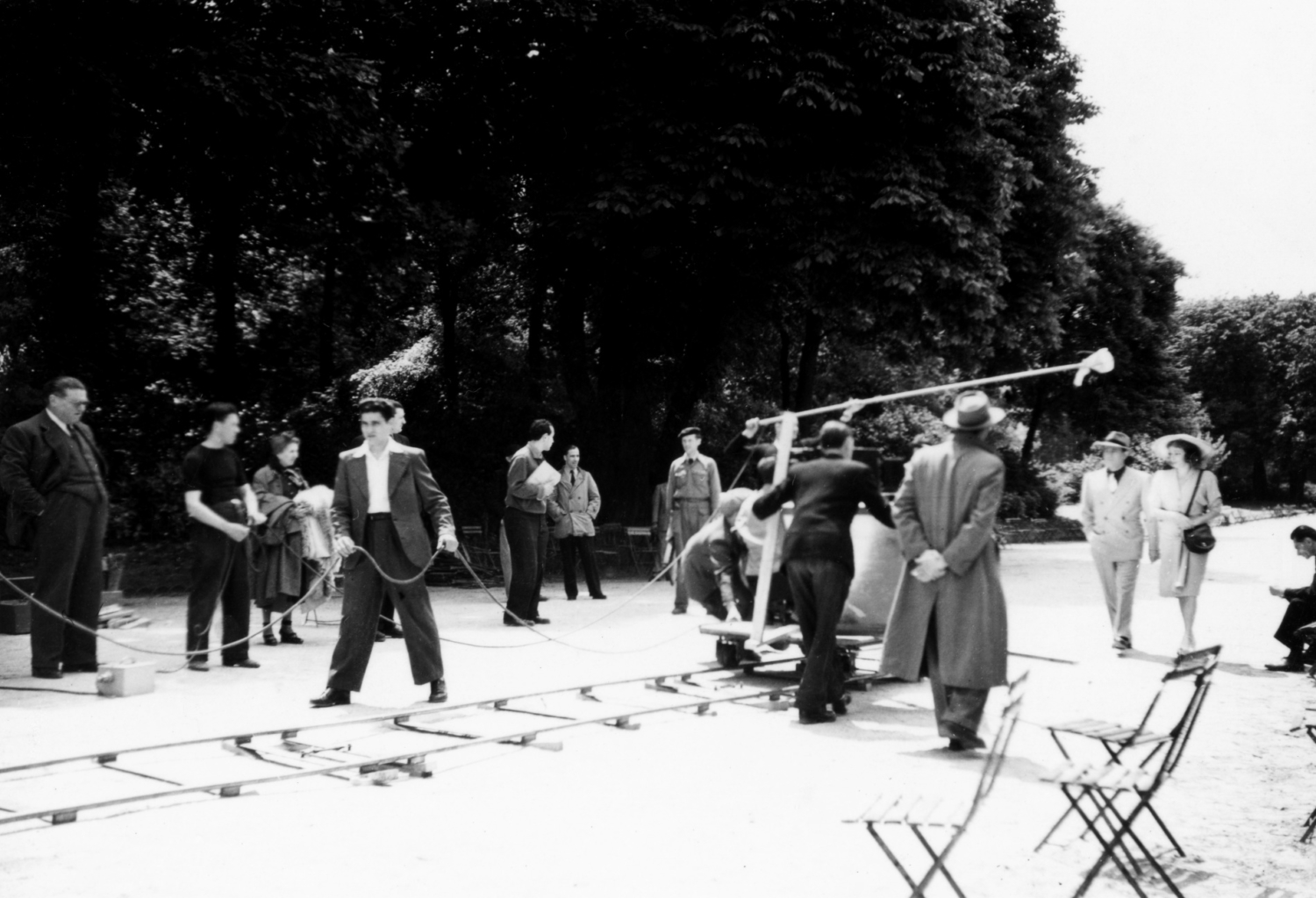 1946.06FilmDestinsParcMonceauNum004