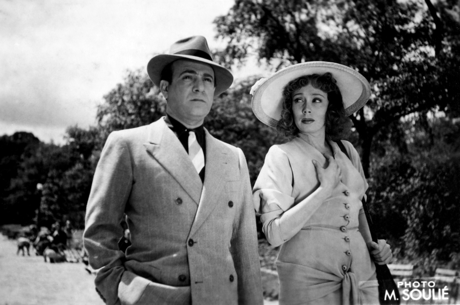 1946.06FilmDestinsParcMonceauNum005
